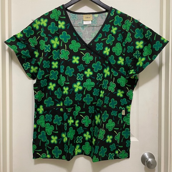 NEW Tafford Shamrock Scrub Top Short Sleeve St. Patrick's Green Clover Medium - Picture 1 of 7